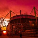 Sonnenuntergang hinter dem Signal Iduna Park, der Heimstätte des BVB, die im Sommer 2024 auch als EM-Stadion diente.