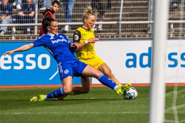 Die Spielerinnen von Borussia Dortmund jubeln ausgelassen.