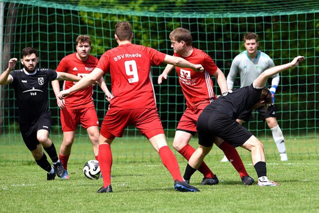 Alexander Lakstankin versucht, gegen drei Spieler des SSV Rhade an den Ball zu kommen