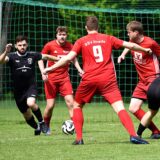 Alexander Lakstankin versucht, gegen drei Spieler des SSV Rhade an den Ball zu kommen