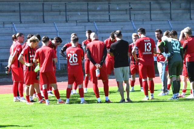 Fußball, Oberliga Westfalen 26. April 2025, Stimberg-Stadion. Spvgg. Erkenschwick – ASC 09 Dortmund 0:5. Direkt nach Abpfiff bat Trainer Dimitrios Pappas zur Nachbesprechung auf dem Rasen.