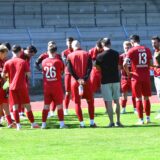 Fußball, Oberliga Westfalen 26. April 2025, Stimberg-Stadion. Spvgg. Erkenschwick – ASC 09 Dortmund 0:5. Direkt nach Abpfiff bat Trainer Dimitrios Pappas zur Nachbesprechung auf dem Rasen.