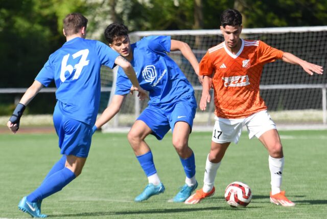Gemeinsam wollen die Waltroper Nick Jünemann (l.) und Emirhan Akinci Gegenspieler Efe Can Duman von den Sportfreunden Bulmke vom Ball trennen.