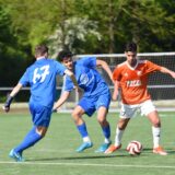 Gemeinsam wollen die Waltroper Nick Jünemann (l.) und Emirhan Akinci Gegenspieler Efe Can Duman von den Sportfreunden Bulmke vom Ball trennen.