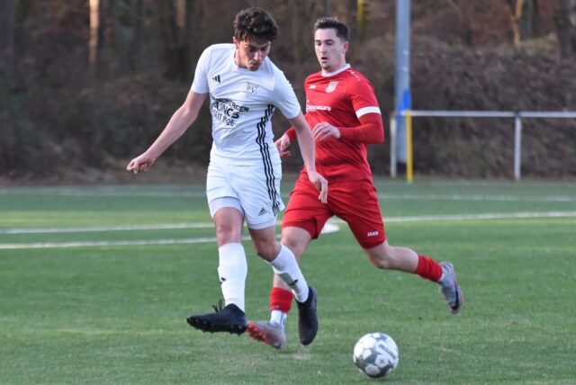 Bereitete zwei Treffer vor: Darius Salehi (l.) vom SV Borussia Ahsen.