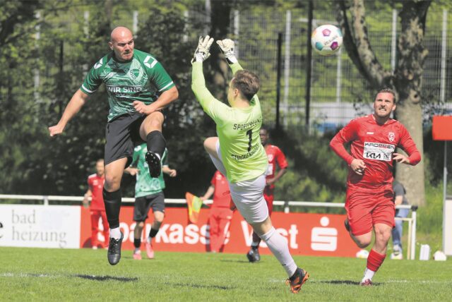 Der Ex-Suderwicher Leon Dwinger, hier trifft er zum 1:0 bei den Sportfreunden Stuckenbusch, ist nach der Saison 2024/2025 zu Borussia Ahsen gewechselt.