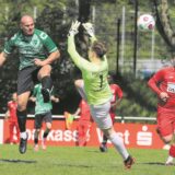 Der Ex-Suderwicher Leon Dwinger, hier trifft er zum 1:0 bei den Sportfreunden Stuckenbusch, ist nach der Saison 2024/2025 zu Borussia Ahsen gewechselt.