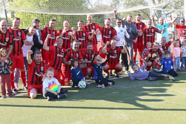 So sehen Sieger aus: Die Altherren des FC Marl feiern den Gewinn des Kreispokals nach einem spannenden Finalsieg über den BVH Dorsten.