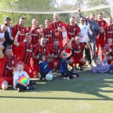 So sehen Sieger aus: Die Altherren des FC Marl feiern den Gewinn des Kreispokals nach einem spannenden Finalsieg über den BVH Dorsten.
