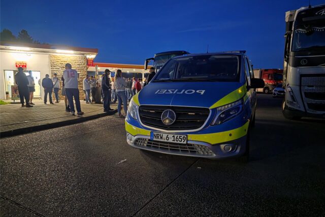 Ein Polizeifahrzeug am Rastplatz Lichtendorf Nord an der A1 in Dortmund