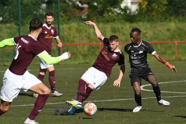 Issa Camara (r.) erzielte das einzige Tor beim Spiel von Eintracht Ickern in Holthausen.