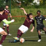 Issa Camara (r.) erzielte das einzige Tor beim Spiel von Eintracht Ickern in Holthausen.