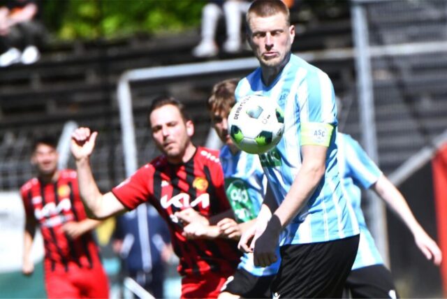 ASC-Kapitän Jan-Patrick Friedrich lässt den Schuss von Stefan Oerterer passieren. Der Ball geht am Tor vorbei.
