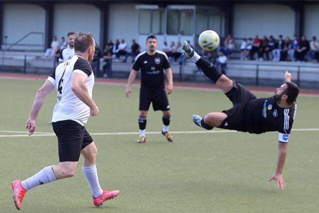 Das schönste Tor des Derbys: Sezer Ciloglu trifft mit einem Seitfallzieher artistisch zum 1:0 für Fener beim FC Marl II.