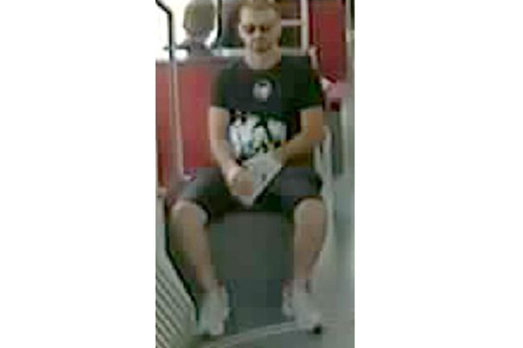 Auf dem Bild einer Überwachungskamera ist ein Mann zu sehen, der in einem Bus bzw. einer Straßenbahn sitzen. Auf dem Bild einer Überwachungskamera ist ein Mann zu sehen, der in einem Bus bzw. einer Straßenbahn sitzen.