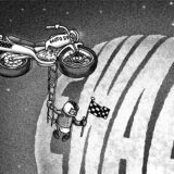 Im All schwebt ein Motorrad, an dem sich ein Pilot abseilt, „Ewald“ als Schriftzug prangt auf dem Globus.
