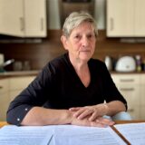 Barbara Kaczmarek sitzt mit ausgedruckten E-Mail-Verläufen an ihrem Küchentisch. Das Problem mit ihrem Stromzähler zu lösen, war mit Aufwand verbunden.