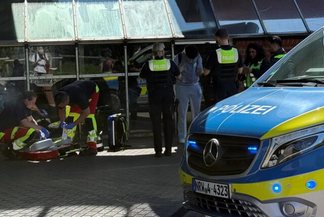 Ein Polizeiauto steht vor der Stadtbahnhaltestelle „Stadtgarten“ in Dortmund.