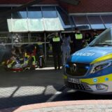 Ein Polizeiauto steht vor der Stadtbahnhaltestelle „Stadtgarten“ in Dortmund.
