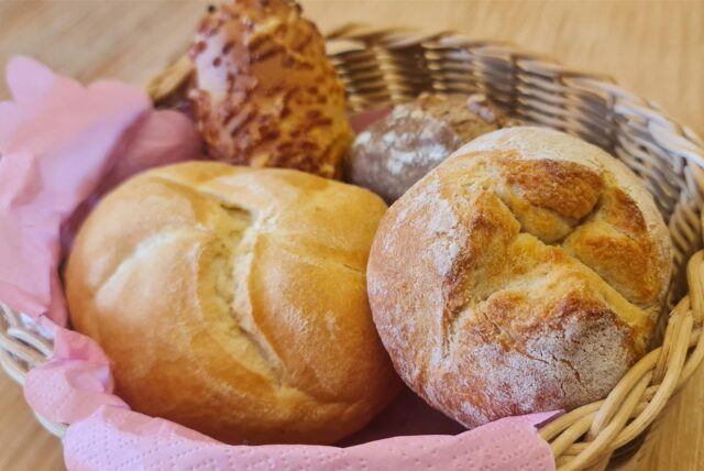 Brötchen im Korb