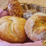 Brötchen im Korb