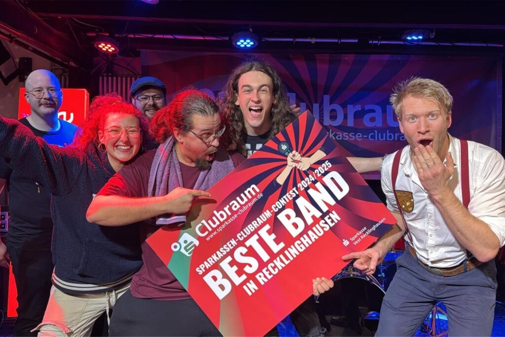 Mitglieder von Naia Skaia halten ein Schild mit der Aufschrift 
