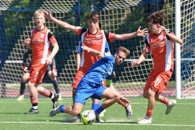 Für U17-Kapitän Tim Kanke (am Ball) und den VfB Waltrop hat es gegen Arminia Bielefeld nicht zu etwas Zählbarem gereicht.