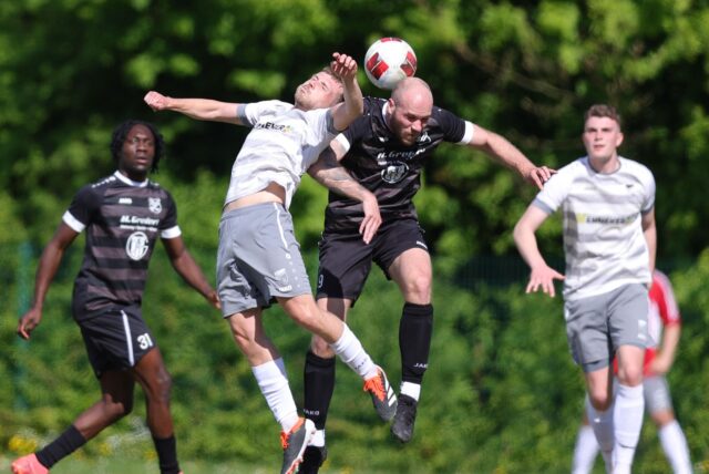 Kopfballduell zwischen FC Nordkirchen und SV Dorsten-Hardt