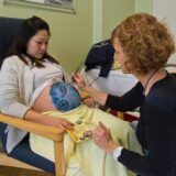 Die werdende Mutter Claire Wong ließ sich in ihrer Schwangerschaft von Barbara Massmann den „Babybauch“ bemalen. So ging es zu bei den Tagen der offenen Tür in der der „Wiege“. Steht die Einrichtung nun auch auf dem Spiel?