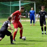 Fußballspieler Leonard Klein schirmt den Ball ab