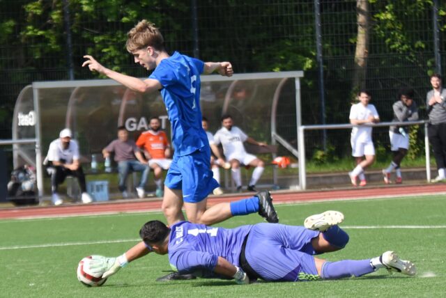 Lance Demski (l., umkurvt hier Bulmkes Torhüter) rettete dem VfB Waltrop in der Bezirksliga 9 einen Punkt. Beim 4:4 gegen die Sportfreunde Bulmke traf er dreifach, und legte einen Treffer vor.