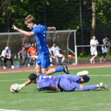 Lance Demski (l., umkurvt hier Bulmkes Torhüter) rettete dem VfB Waltrop in der Bezirksliga 9 einen Punkt. Beim 4:4 gegen die Sportfreunde Bulmke traf er dreifach, und legte einen Treffer vor.