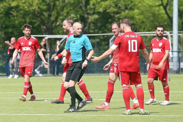 Die Hülser Spieler diskutieren an der Hagenstraße mit dem Schiedsrichter Carsten Liebs.