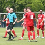 Die Hülser Spieler diskutieren an der Hagenstraße mit dem Schiedsrichter Carsten Liebs.