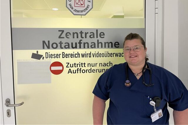 Die Leiterin der Zentralen Notaufnahme am St. Vincenz-Krankenhaus in Datteln, Vivien Czempiel, steht vor der Eingangstür zur Notaufnahme.