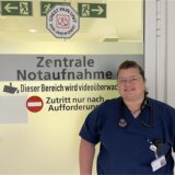 Die Leiterin der Zentralen Notaufnahme am St. Vincenz-Krankenhaus in Datteln, Vivien Czempiel, steht vor der Eingangstür zur Notaufnahme.