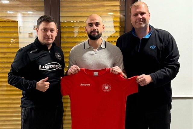 Die Trainer der zweiten Mannschaft von Teutonia SuS Waltrop Chris Merten (l.) und Sebastian Kerkhoff (r.) freuen sich auf Neuzugang Yakup Yilmaz (M.).