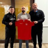 Die Trainer der zweiten Mannschaft von Teutonia SuS Waltrop Chris Merten (l.) und Sebastian Kerkhoff (r.) freuen sich auf Neuzugang Yakup Yilmaz (M.).