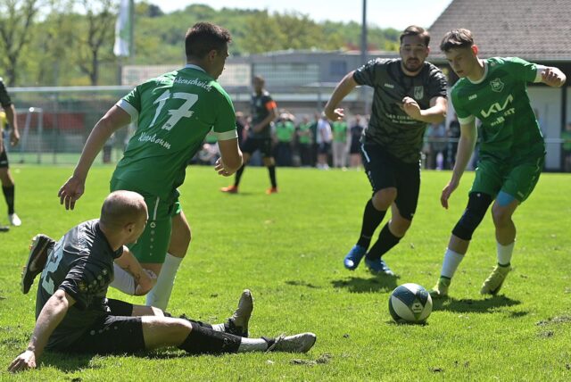 Während Justin Pilz von SW Meckinghoven II am Boden kauert, versuchen die Grün-Weißen Tim Kleerbaum (l.) und Tyler Kiml, vor Florian Popova (2.v.r.) an den Ball zu gelangen.