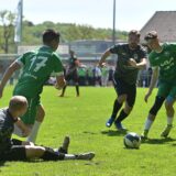Während Justin Pilz von SW Meckinghoven II am Boden kauert, versuchen die Grün-Weißen Tim Kleerbaum (l.) und Tyler Kiml, vor Florian Popova (2.v.r.) an den Ball zu gelangen.