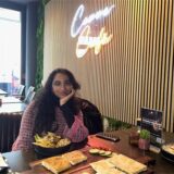 Volontärin Rosi Taslima Azam im Café Cezve in Recklinghausen