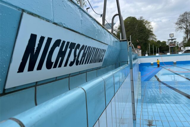 Ein leeres Becken in einem Freibad. Im Vordergrund ist ein Schild mit dem Schriftzug „Nichtschwimmer“.