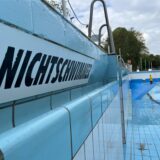 Ein leeres Becken in einem Freibad. Im Vordergrund ist ein Schild mit dem Schriftzug „Nichtschwimmer“.