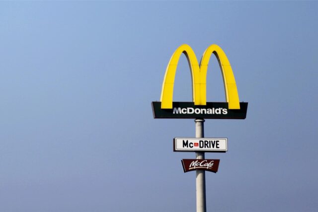 Symbolbild zeigt Werbepylone einer McDonald’s-Filiale.