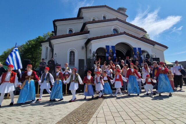 Vor der Griechisch-Orthodoxen Kirche Hl. Dimitrios in Herten-Süd tanzt eine Kindergruppe.