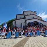 Vor der Griechisch-Orthodoxen Kirche Hl. Dimitrios in Herten-Süd tanzt eine Kindergruppe.