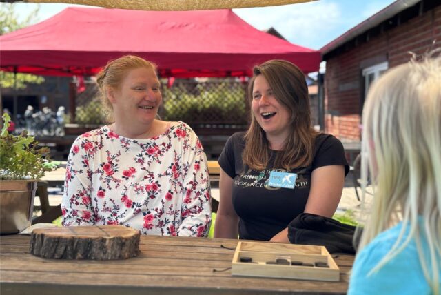 Marion Neuhaus aus Dortmund-Westerfilde gründete die Emscher-Falken und arbeitet am Hof Emscher-Auen nun schon seit vielen Jahren eng mit Mandy Schreiber (r.) zusammen.