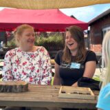 Marion Neuhaus aus Dortmund-Westerfilde gründete die Emscher-Falken und arbeitet am Hof Emscher-Auen nun schon seit vielen Jahren eng mit Mandy Schreiber (r.) zusammen.