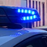 Ein Polizeifahrzeug mit Blaulicht.