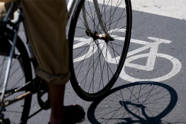 Ein Radfahrer fährt über einen Radweg